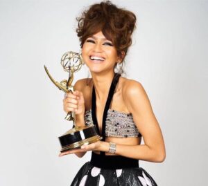 Zendaya tras ganar su premio Emmy.