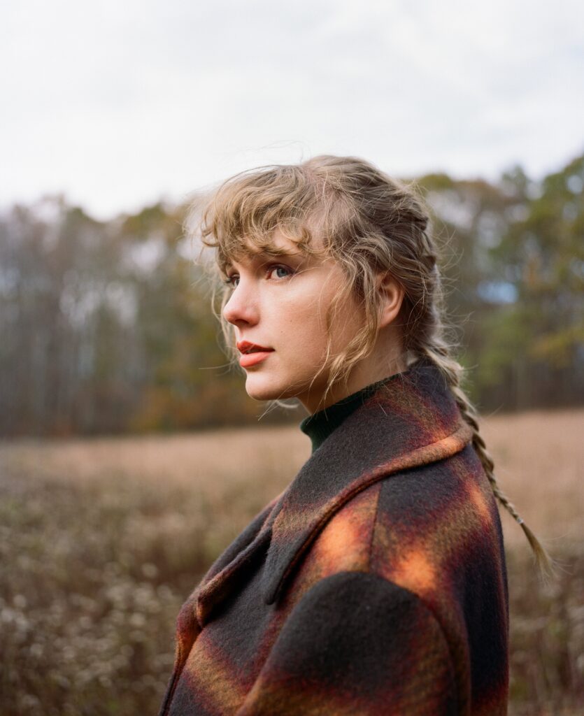 Taylor Swift presentó “Evermore”, su nuevo álbum